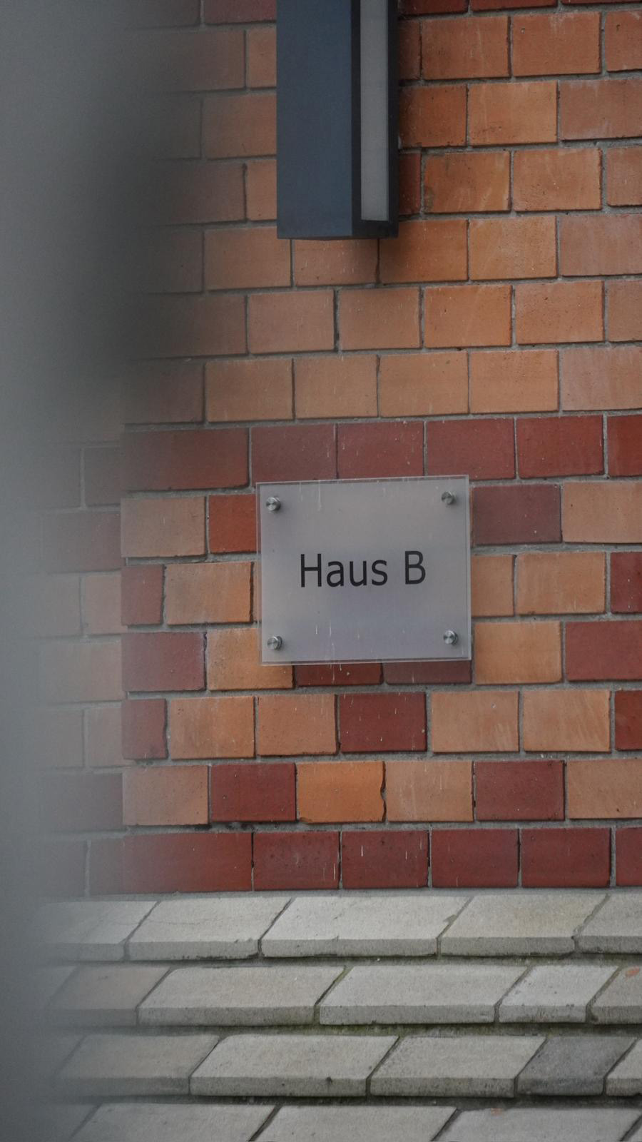 Haus B Schild an Backsteinwand
