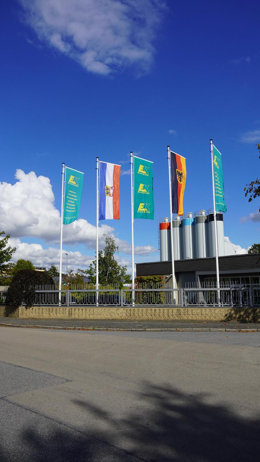 Ernst Krebs GmbH in Neumünster mit Flaggen