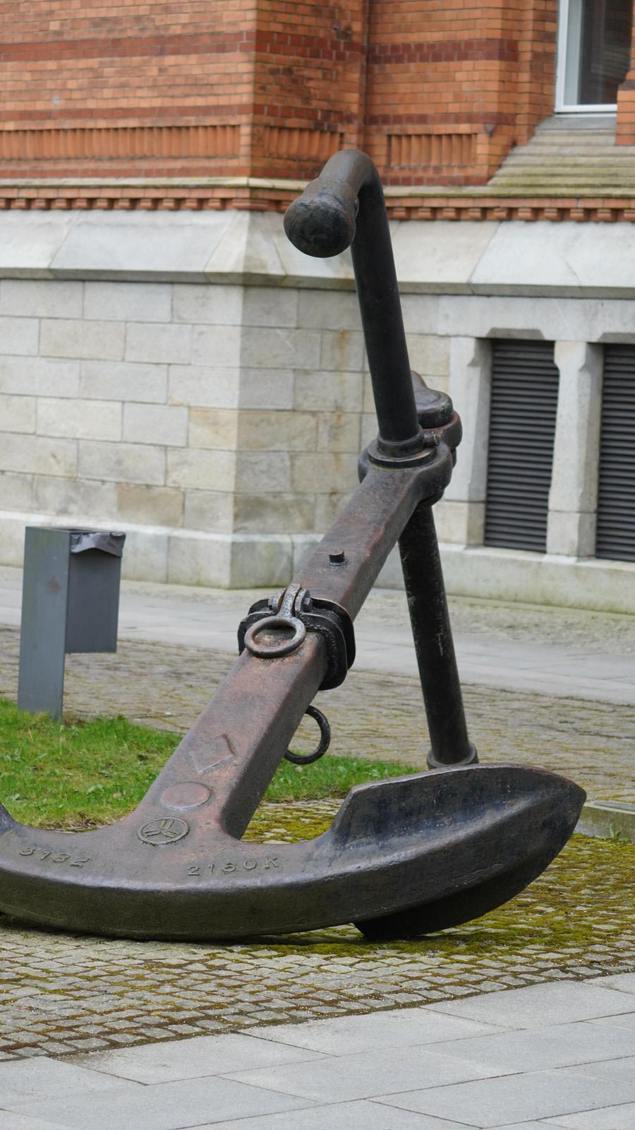 Historischer Anker als Skulptur am Landtag SH