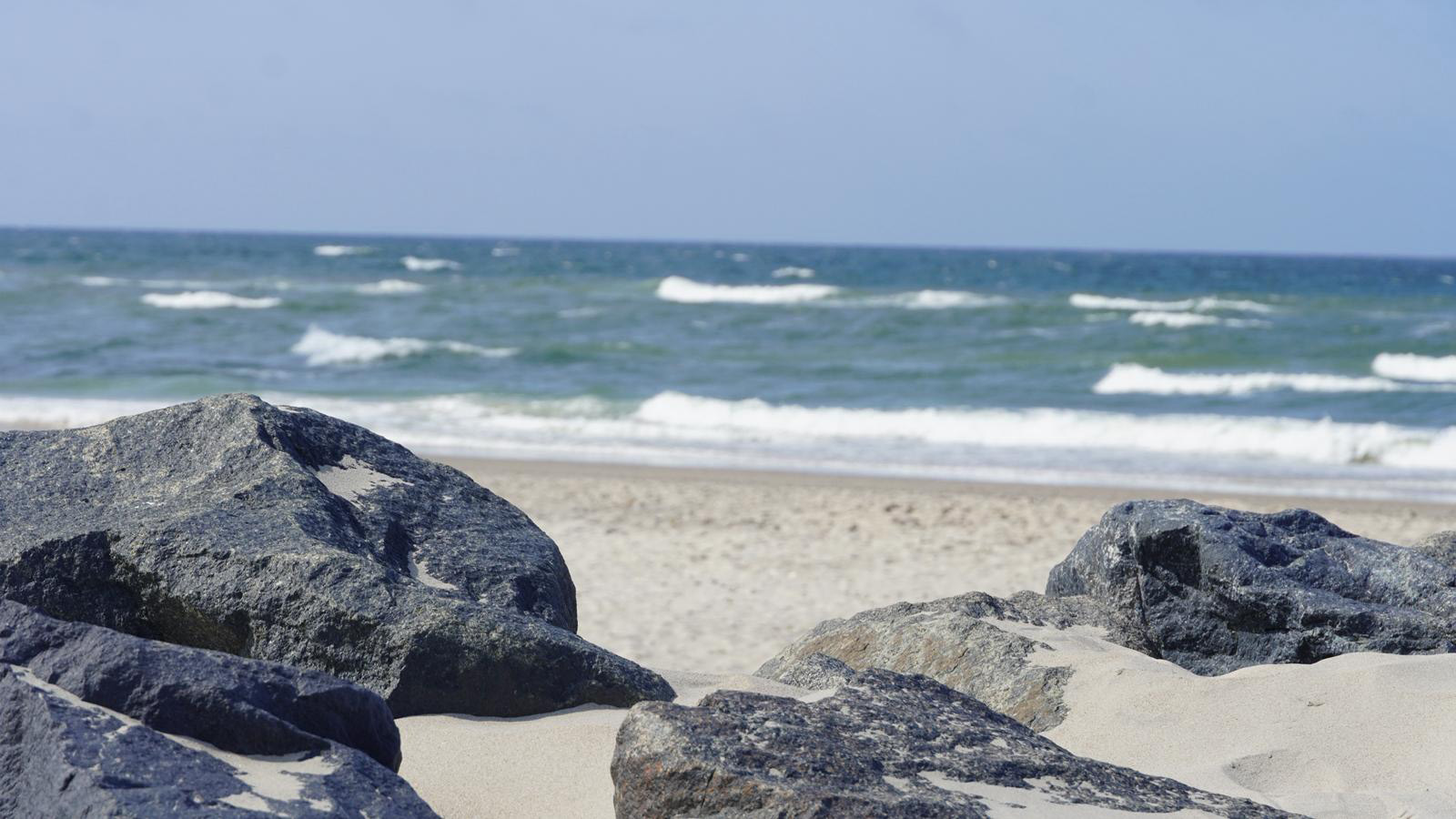 Steine am Strand in Hvide Sande, Dänemark